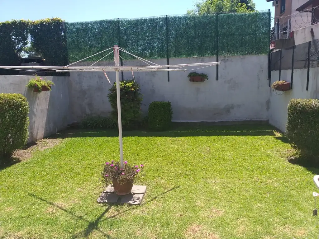 IMPECABLE TRIPLEX CON JARDIN , 3 DORMITORIOS Y PLAY EN LA MEJOR ZONA DE VILLA ADELINA