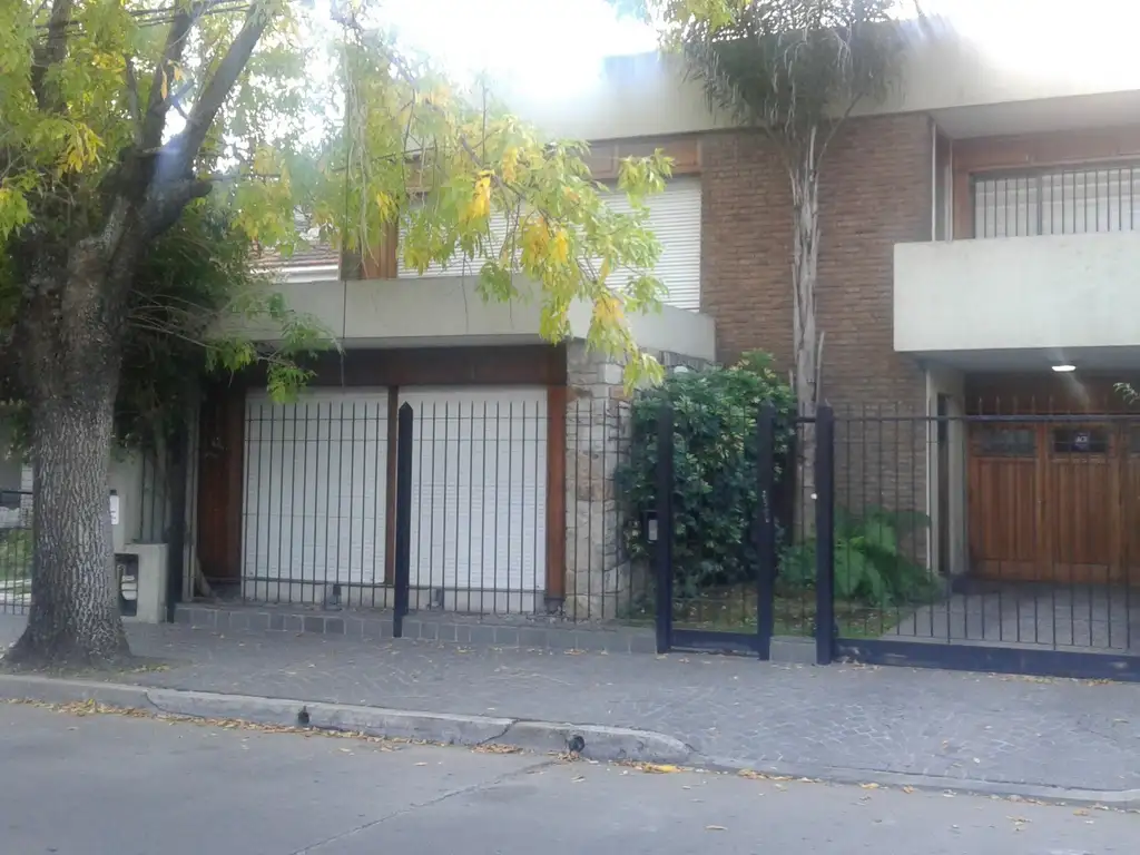 EXCELENTE CASA EN DOS PLANTAS EN QUILMES RESIDENCIAL.