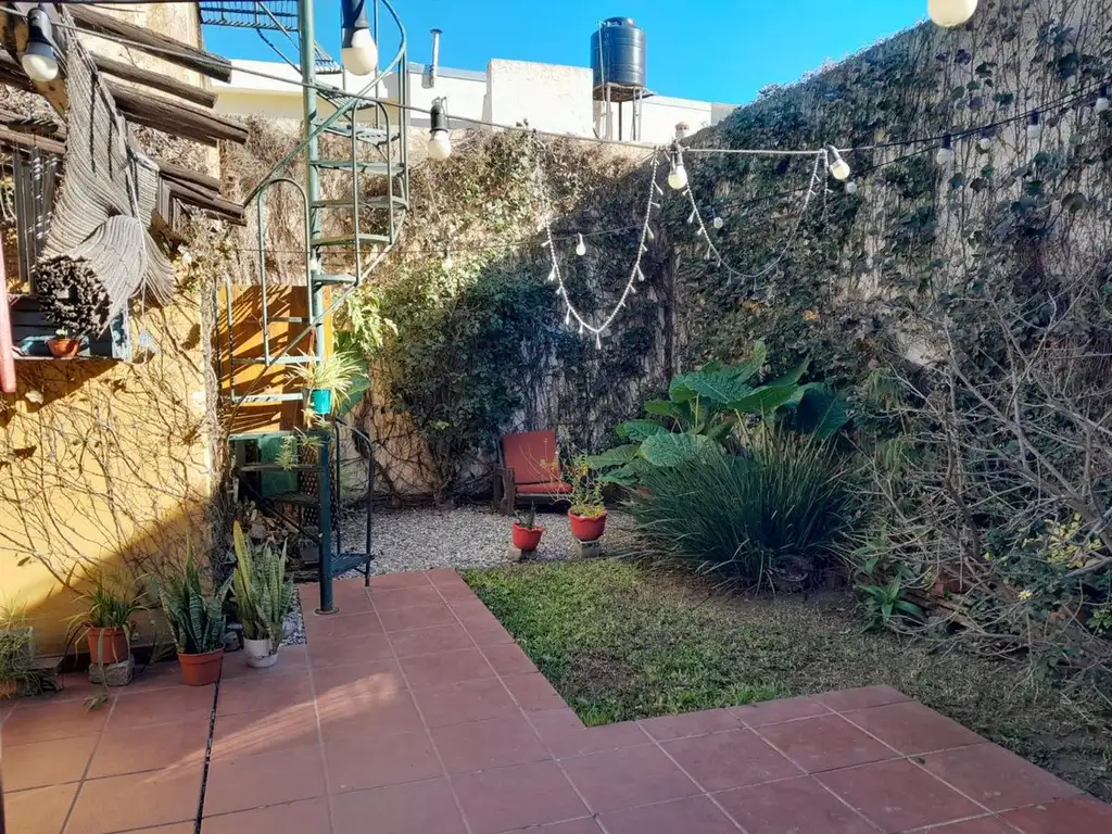 VENTA CASA 3 DORMITORIOS CON PATIO Y COCHERA