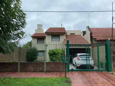 Casa en venta - 4 dormitorios 3 baños - Cochera - 500mts2 - Los Hornos, La Plata