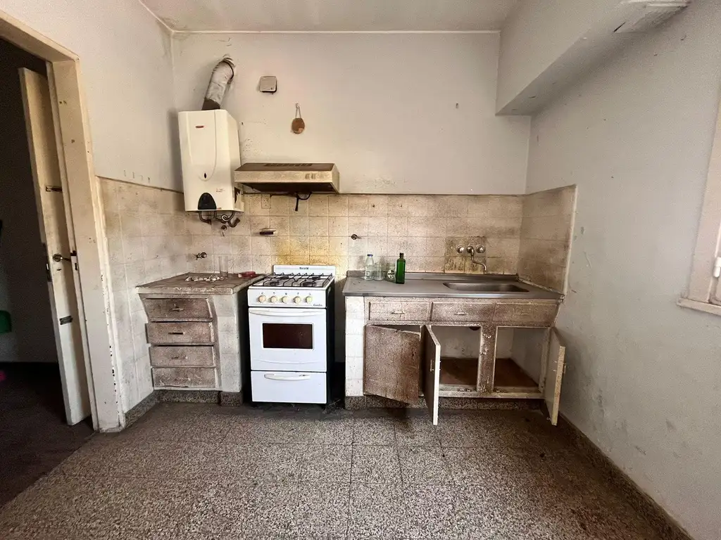 Venta / Permuta - Casa de dos dormitorios con patio en Barrio Parque