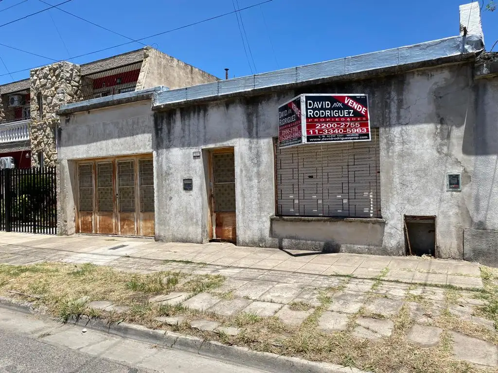 VENTA -  CASA AMERICANA DE 3 AMBIENTES A RECICLAR - MORON