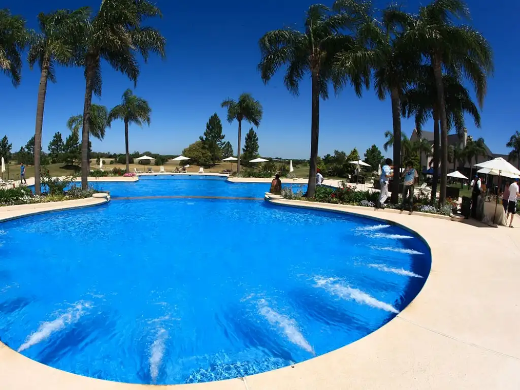 Áreas comunes piscina, gimnasio, club-house en Pilar Golf Club