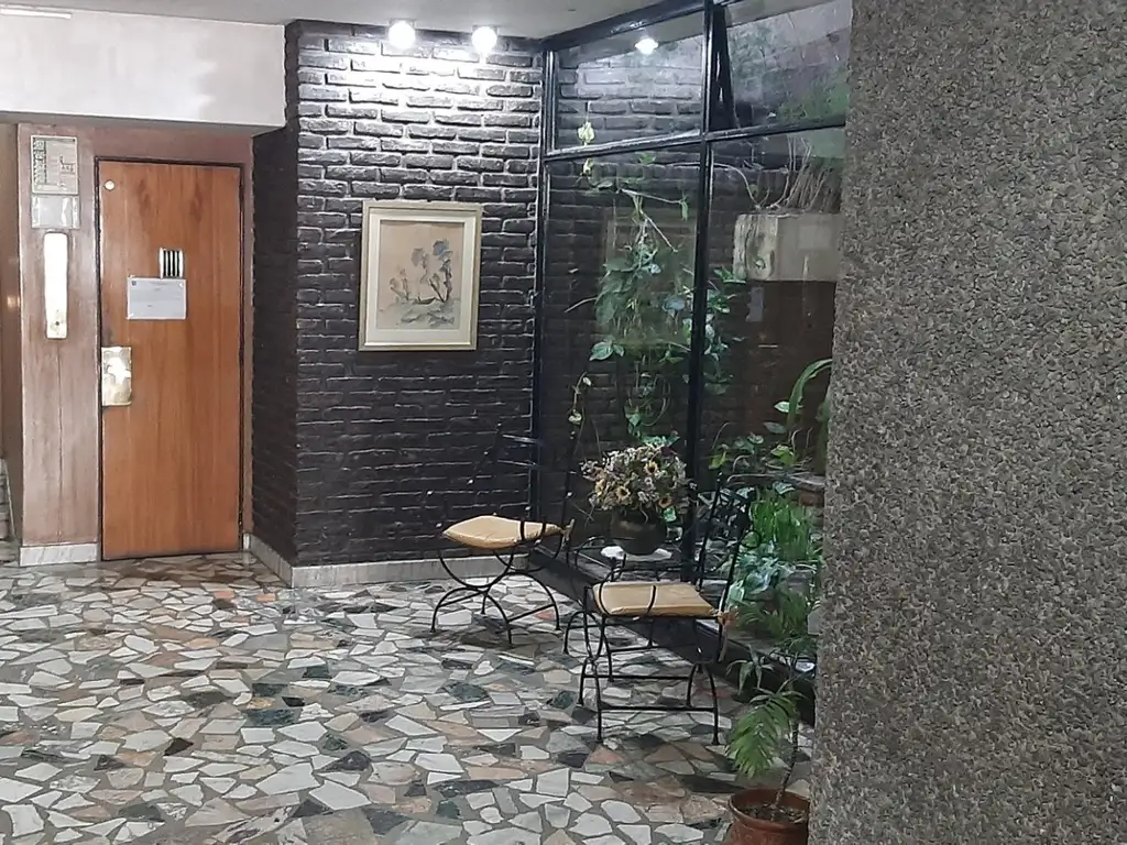 EXCELENTE Y MUY LUMINOSO DEPARTAMENTO DE 4 AMBIENTES AL FRENTE. CON BALCON Y 2 BAÑOS