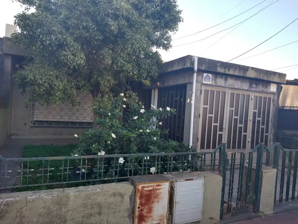 Casa en Venta, ambientes amplios ventilados e iluminados. Muy buen estado!