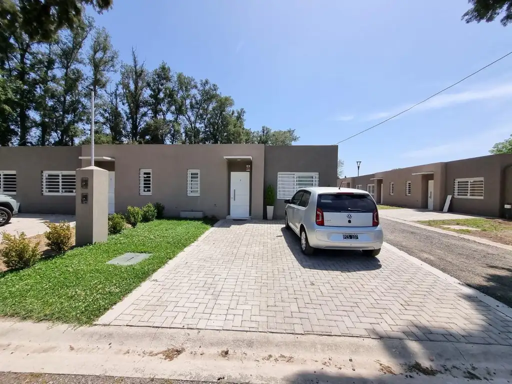 Casa de 2 ambientes con cochera en venta en complejo Arturo Illia - Grand Bourg