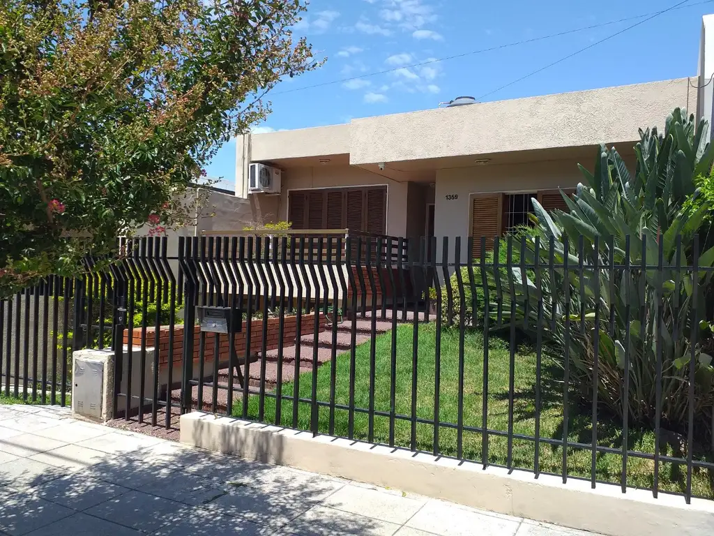 VENTA DE CASA 4 AMBIENTES CON GARAGE, FONDO, QUINCHO CON PARRILLA