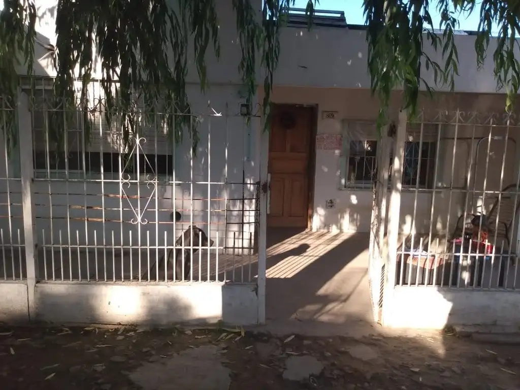 vendo 2 casas sobre lote de 10 x 30 a U$S 65000 en buen estado con entrada para 3 autos