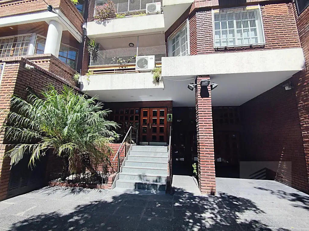 Excelente piso de 5 ambientes con 2 cocheras en Caballito