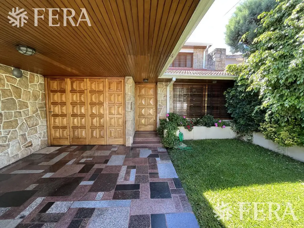 Venta de casa 5 ambientes con cochera, jardin, quincho y terraza en Quilmes (23201) - Foto 0