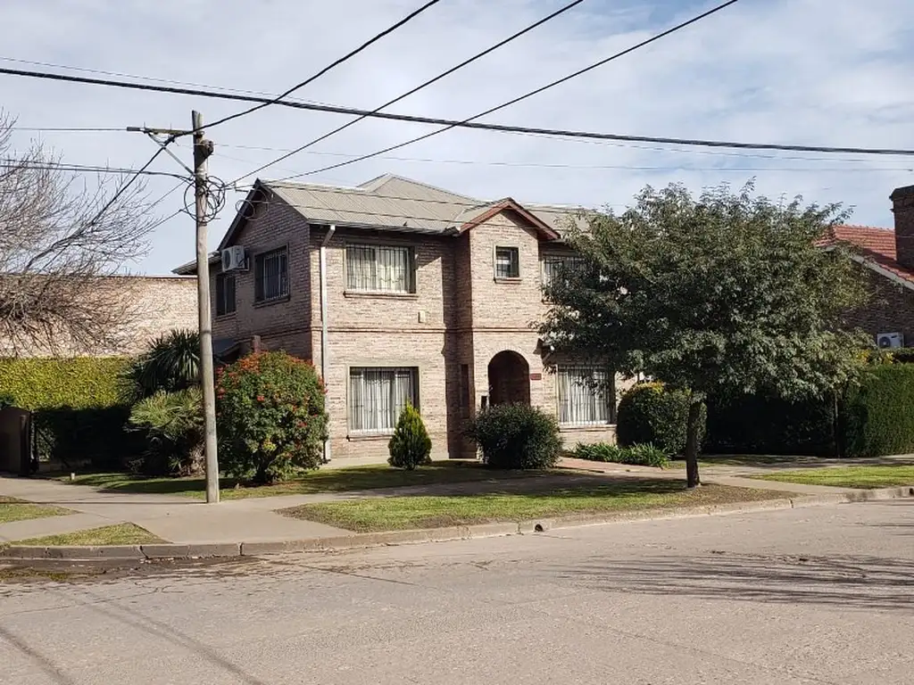 SE VENDE HERMOSA CASA EN CENTRO DE ROLDAN DOS PLANTAS