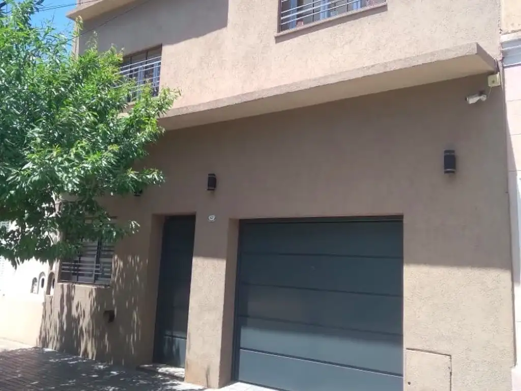 Casa para 2 flias una casa de 3 amb y un depto de 2 amb parque piscina garaje