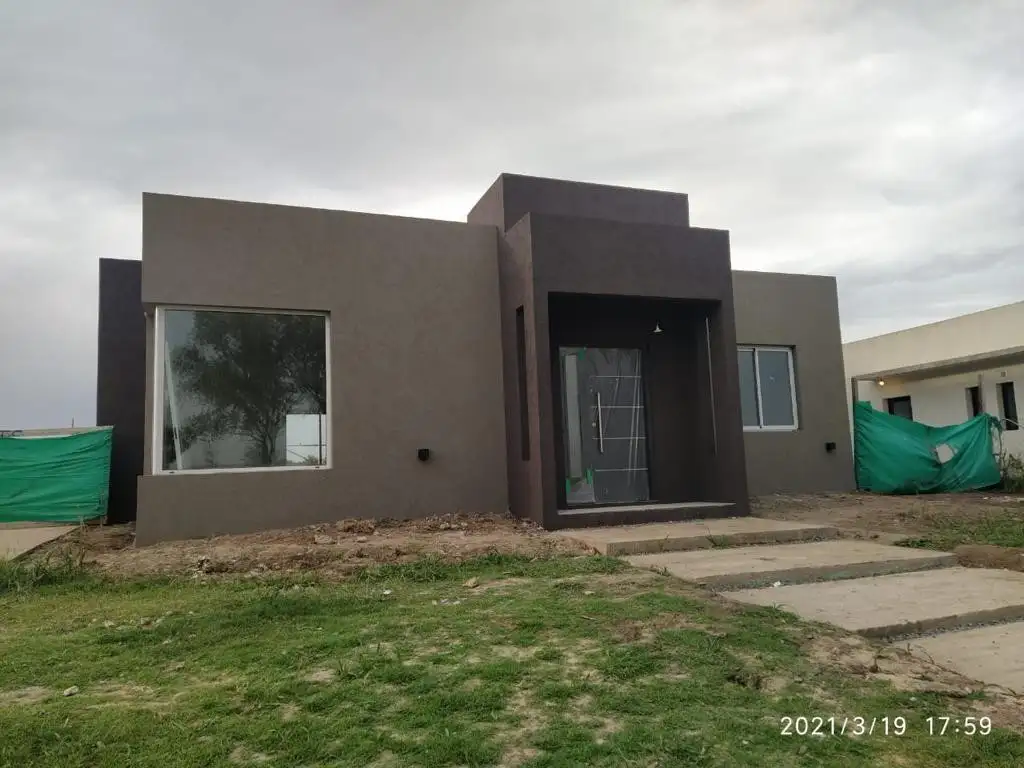 TU CASA CON JARDIN! Casa 4 amb. en Venta en Barrio Cerrado Pilar del Este. SIN COMISION INMOBILIARIA