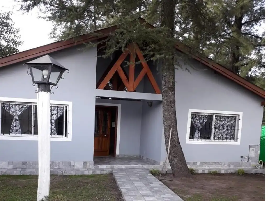 HERMOSO CHALET  DE 4 AMBIENTES , ZONA TRANQUILA