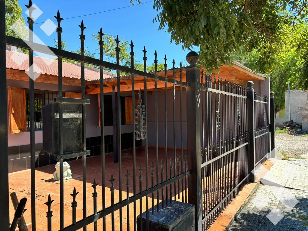 En Venta, Casa en Planta Baja de 3 dormitorios y garaje,  Plottier.