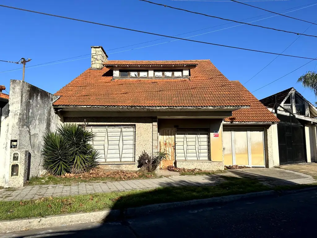 Casa a modernizar proxima al centro de Bernal