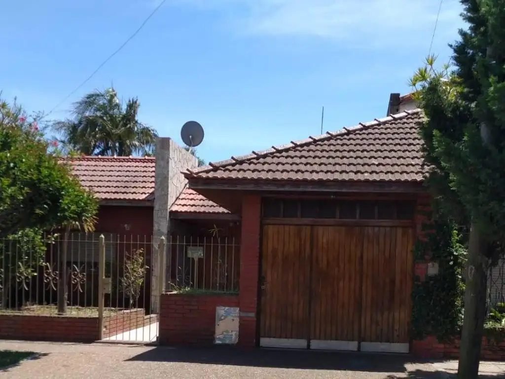 Casa en venta - 2 Dormitorios 2 Baños - Cocheras - 470Mts2 - Ezpeleta