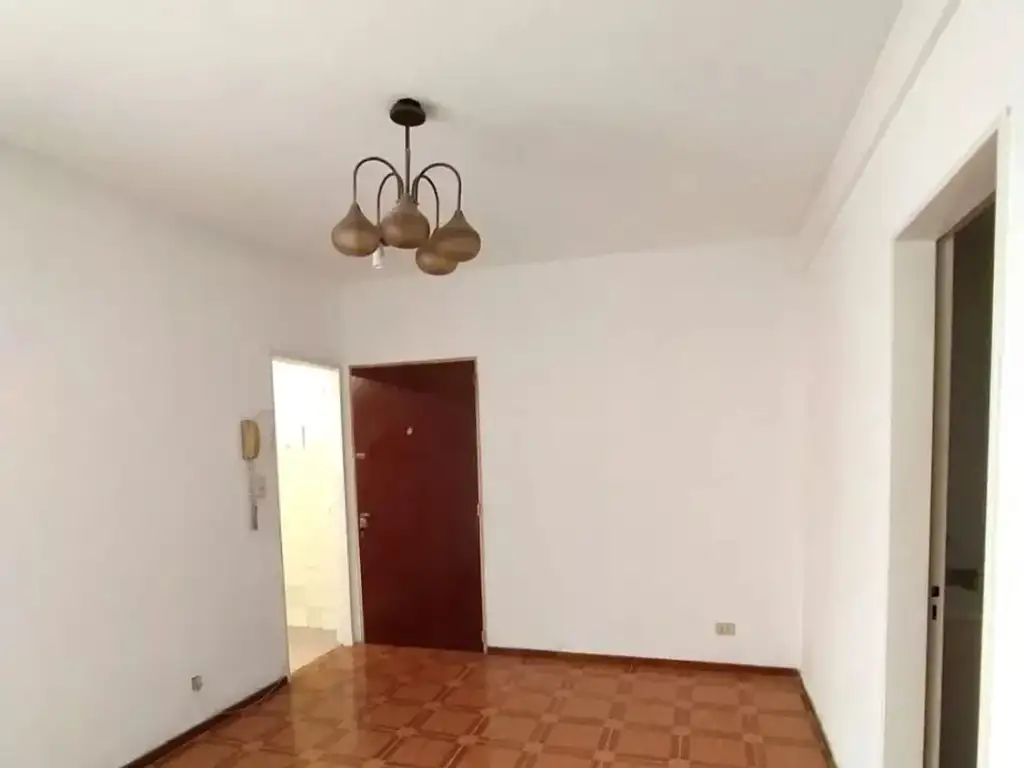 Departamento De 2 Ambientes. Excelente Ubicacion. PRIMER PISO POR ESCALERA