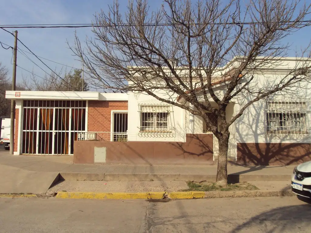 Venta Casa en Esquina.Excelente Ubicacion.Servicios.*