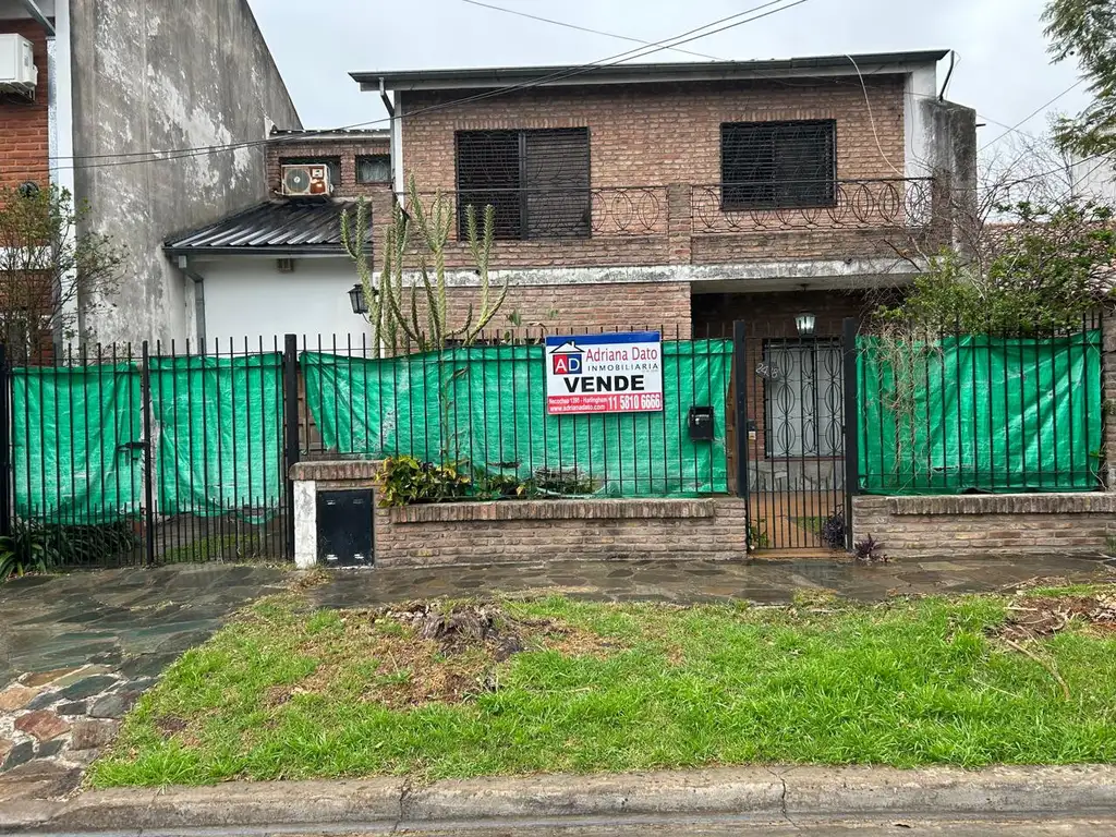 Sólida casa  en dos plantas con detalles para reciclar. Parque Johnston