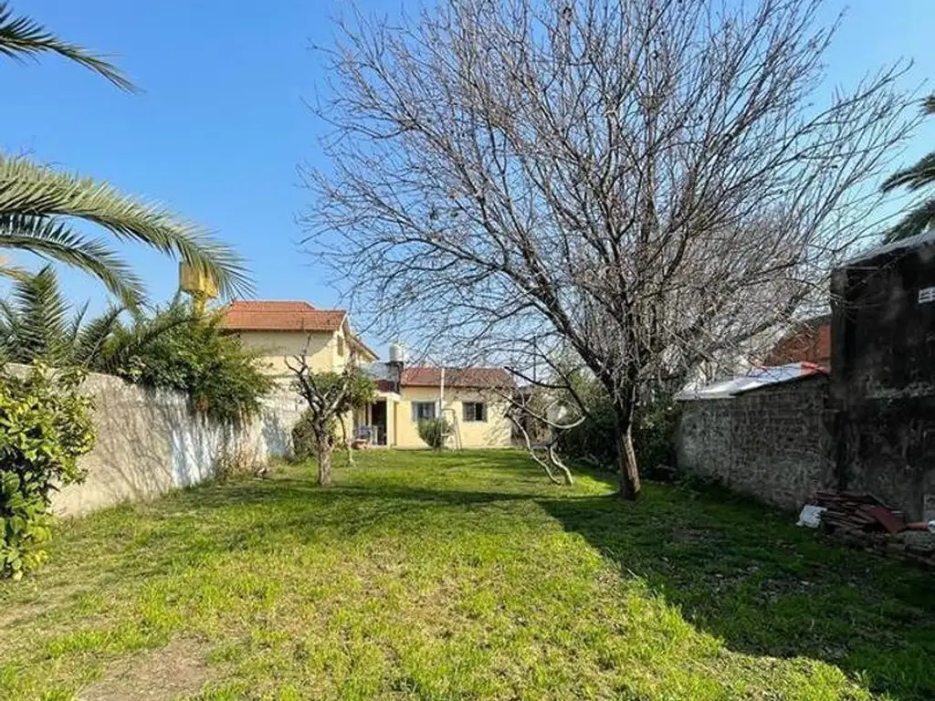 EXCELENTE CASA CON AMPLIO TERRENO AL FONDO Y JARDÍN AL FTE.