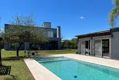 LA MORADA B° CERRADO - EXCELENTE CASA 5D 6B PISCINA QUINCHO