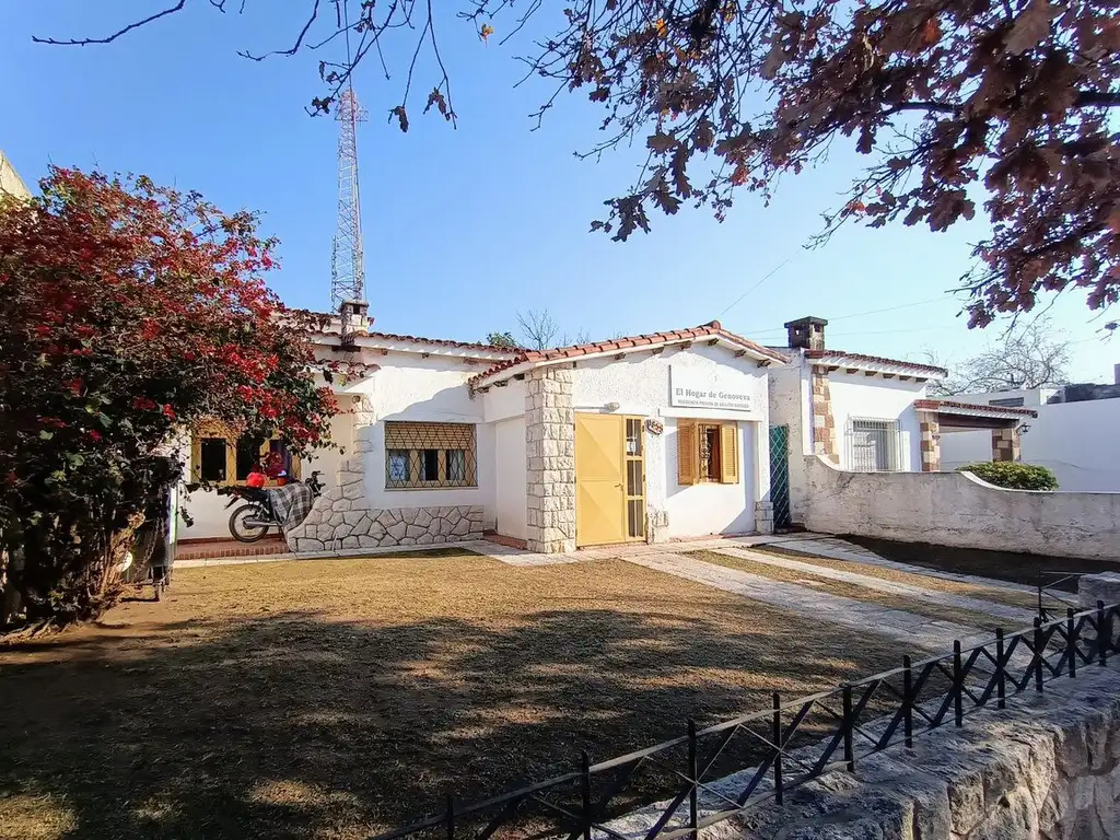 VENTA CASA CON GRAN TERRENO Y PILETA VILLA CABRERA