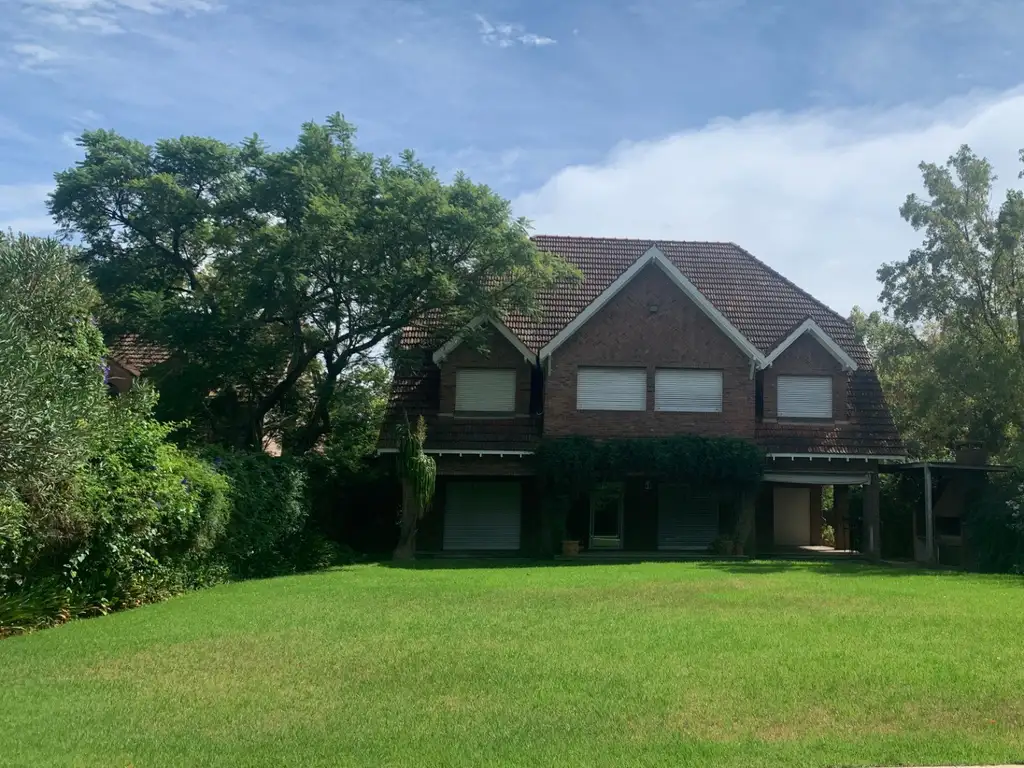 Excelente Casa En San Isidro, Muy Espaciosa, Gran Jardin, Excelente Ubicacion