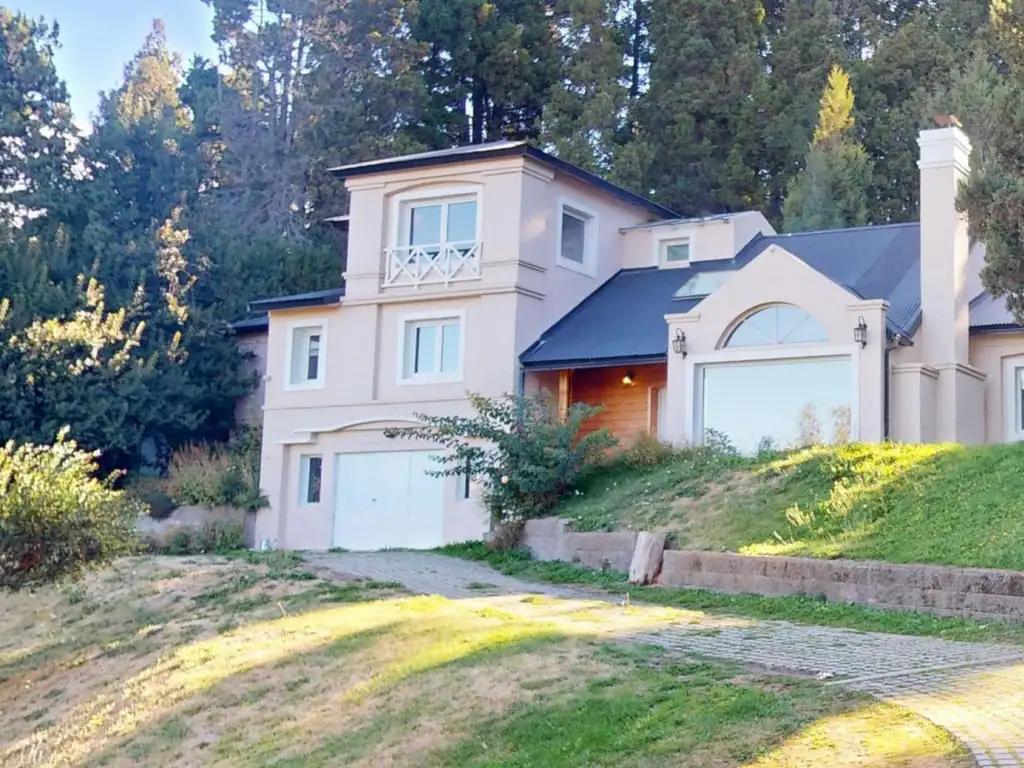 Casa unica 4 dormitorios, jardin, Vista al lago Bº Belgrano