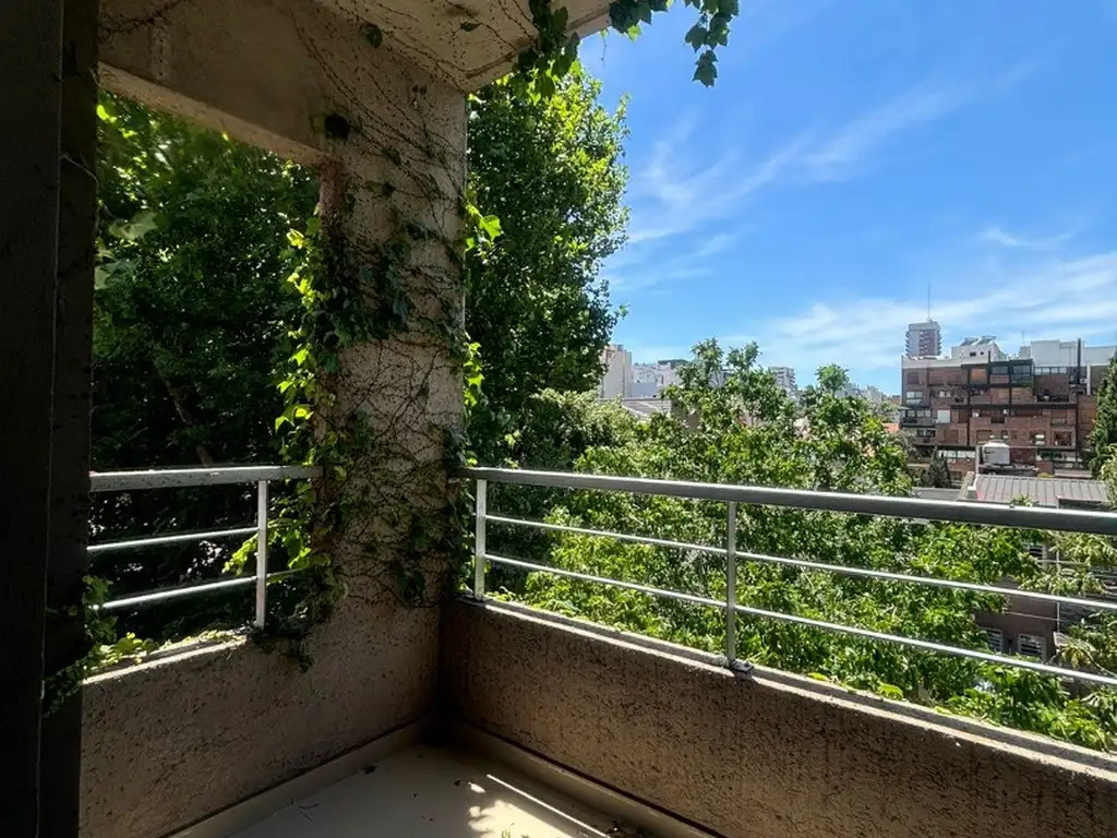 VENTA MONOAMBIENTE CON BALCON MUY AMPLIO Y LUMINOSO.