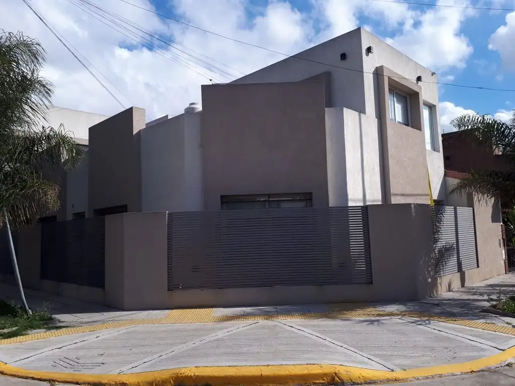 CASA 5 AMB. PLENO BARRIO NAON EXCELENTE ,SE ACEPTA PROPIEDAD EN MENOR VALOR EN PARTE DE PAGO