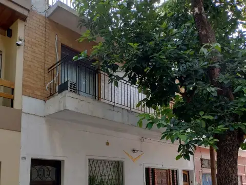 TIPO CASA EN 1ER PISO `POR ESCALERA AL FRENTE CON PATIO Y TERRAZA