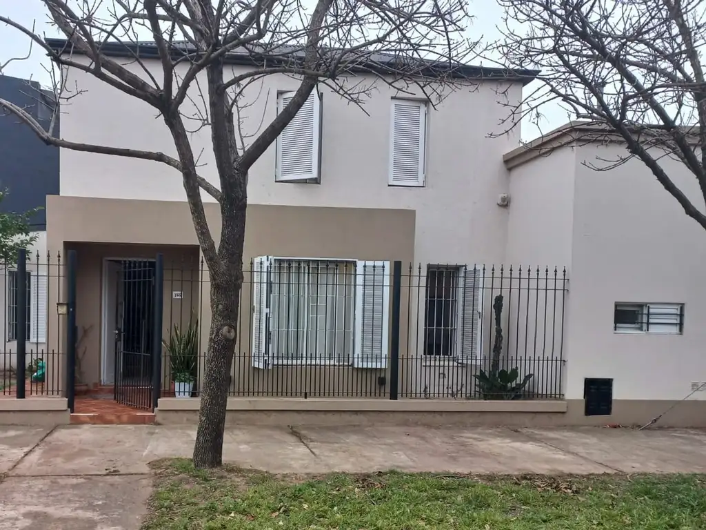 VENTA/CASA Bº PIZZURNO/EXCELENTE ZONA/SERVICIOS