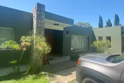 EXCELENTE CASA CON PISCINA EN EL CARMENCITO.