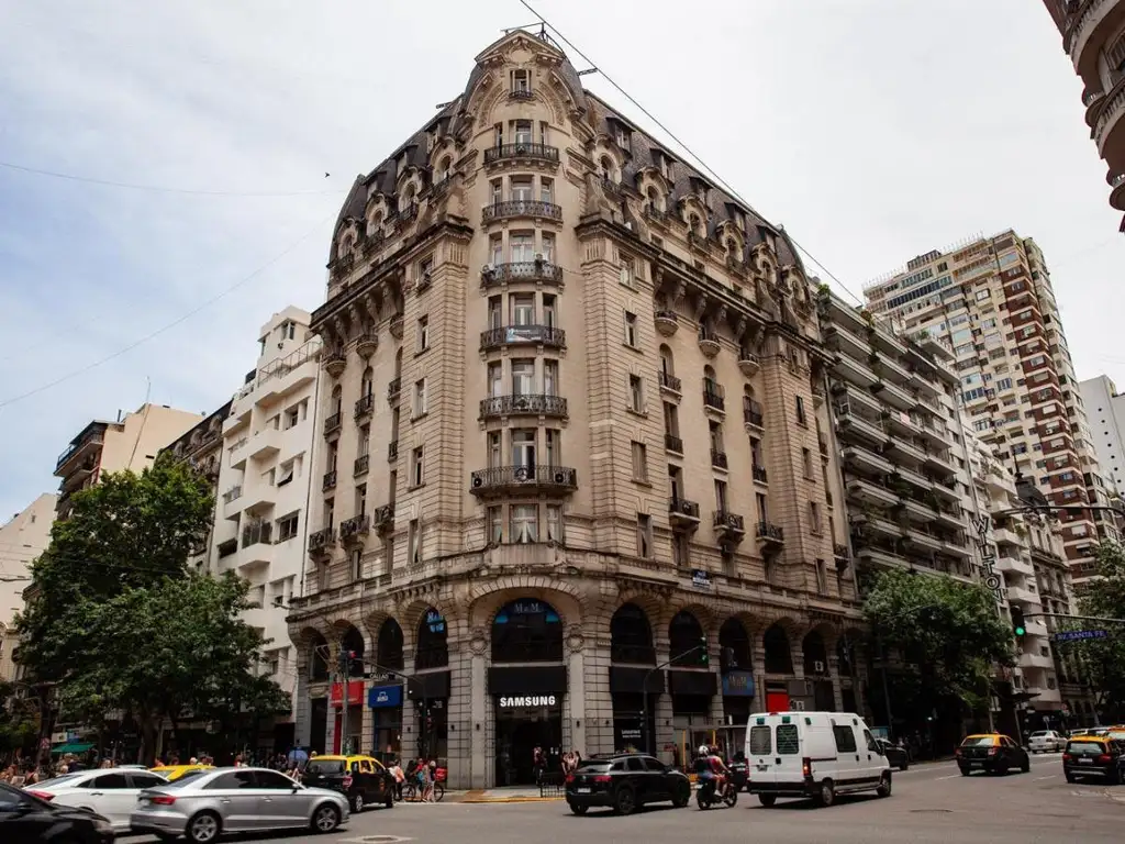 Edificio Histórico, Siglo XIX estilo ecléctico  con patio propio