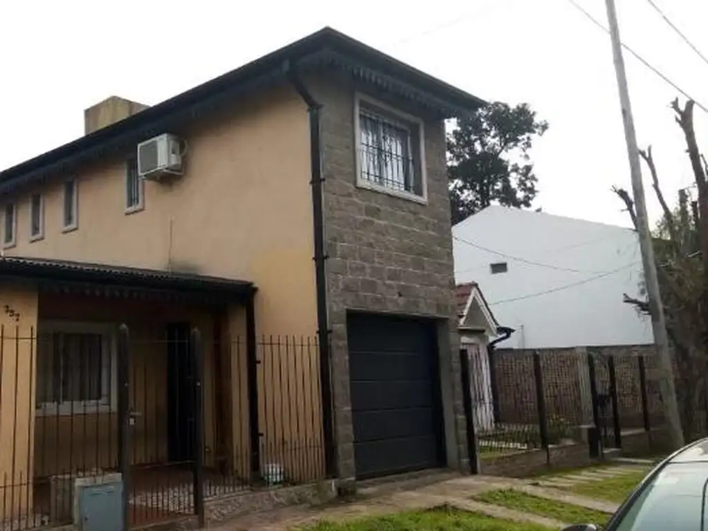 CASA AMERICANA DE 5 AMBIENTES EN VENTA - ITUZAINGO NORTE