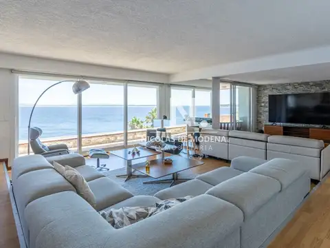 Vende apartamento con vista al mar, de 3 dormitorios en Punta Ballena.