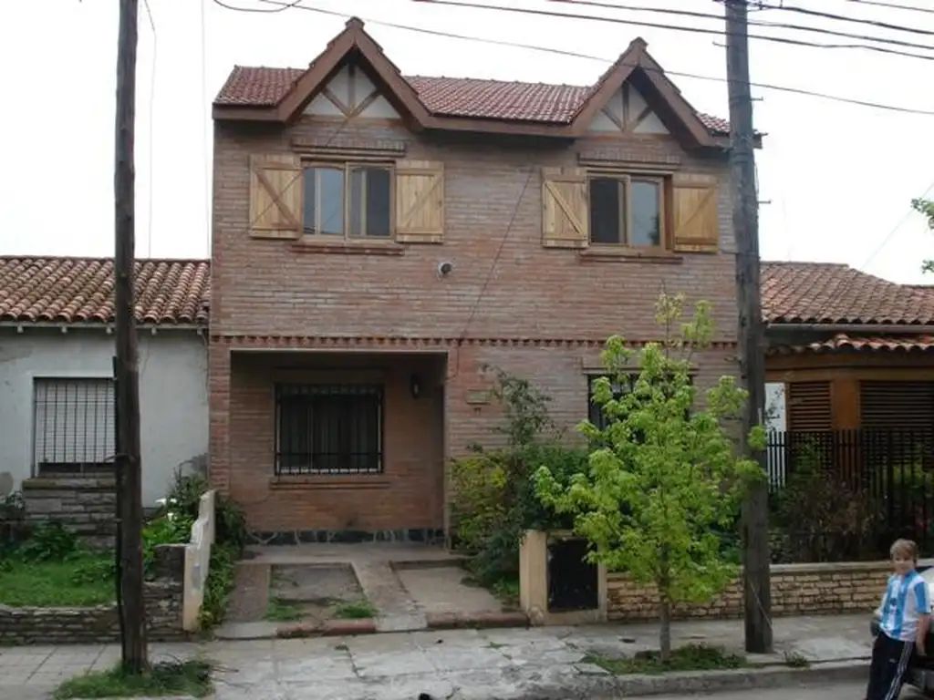 EN VENTA EN CIUDAD JARDIN DUPLEX DE 7X20 EN 2 PLANTAS, CUENTA CON JARDIN, PARRILLA - FICHA 2972