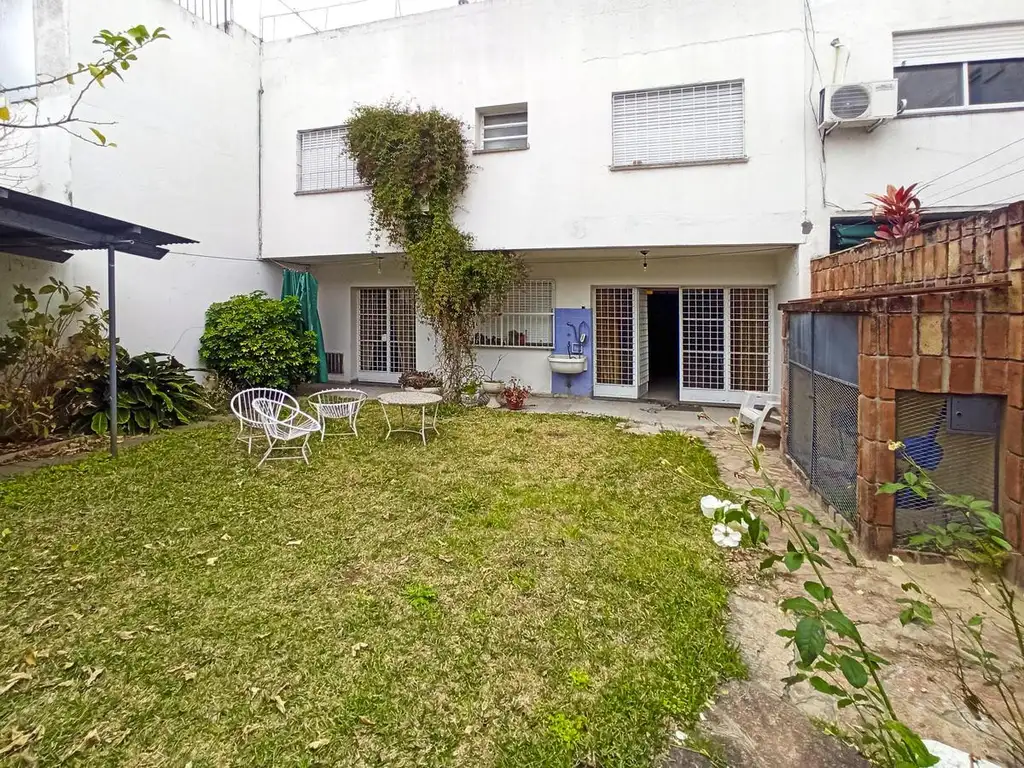 Casa de 4 dormitorios con consultorios y jardín