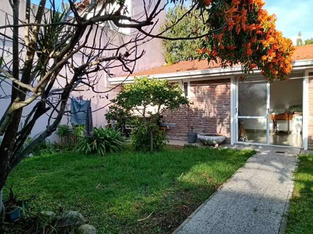 HERMOSA CASA CON COCHERA, PARQUE Y QUINCHO. BERNAL OESTE.  NUEVO PRECIO