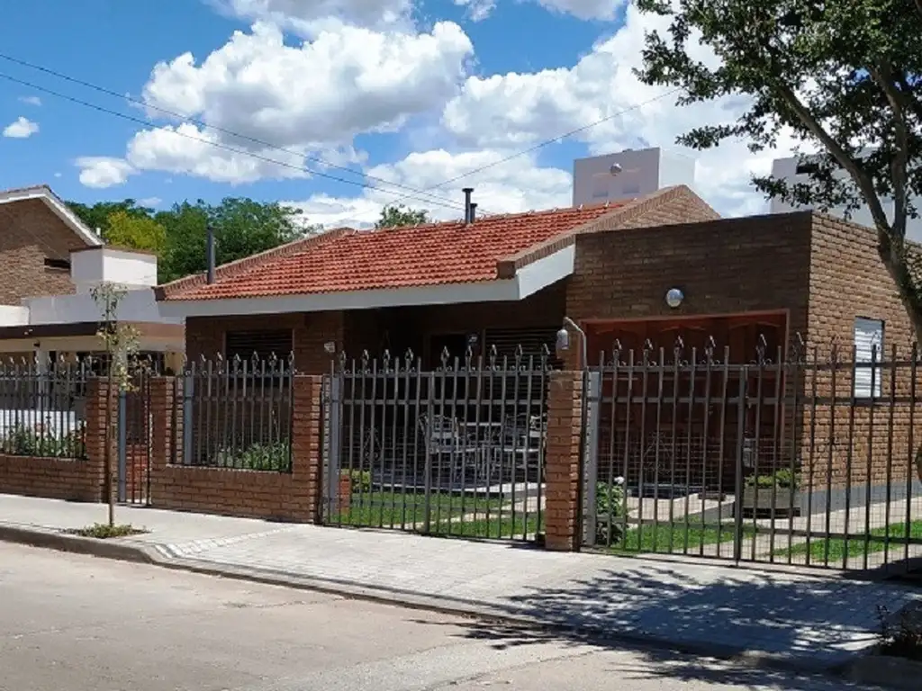 MUY LINDA CASA EN VENTA EN CARLOS PAZ, EN PH, CON PILETA, BARRIO RESIDENCIAL VILLA DOMINGUEZ