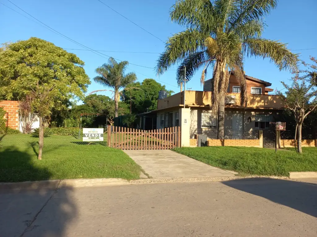 CASA con PILETA CENTRICA CON GRAN TERRENO EN VENTA