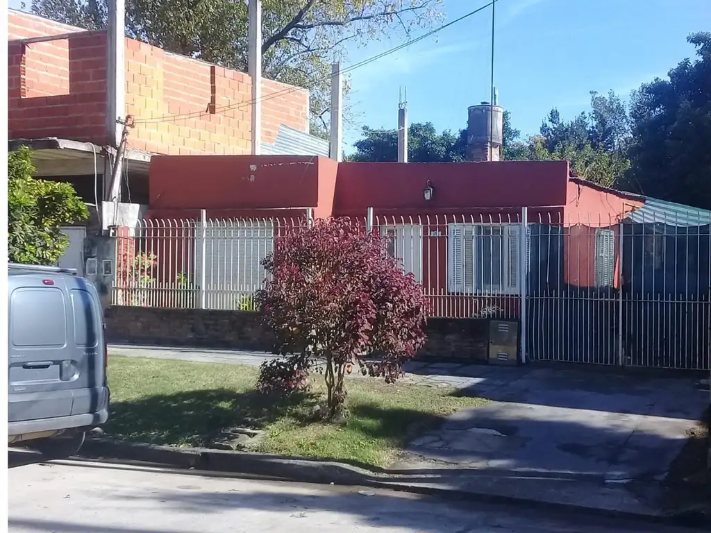 Casa mixta * sobre terreno 10 x 42.60 * Gerli, Avellaneda *