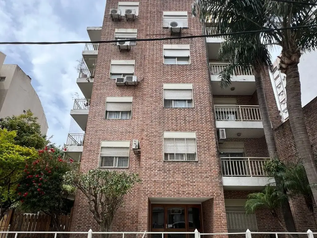 *MONOAMBIENTE CON BALCON AL FRENTE Y COCINA SEPARADA CON LAVADERO + COCHERA DESCUBIERTA