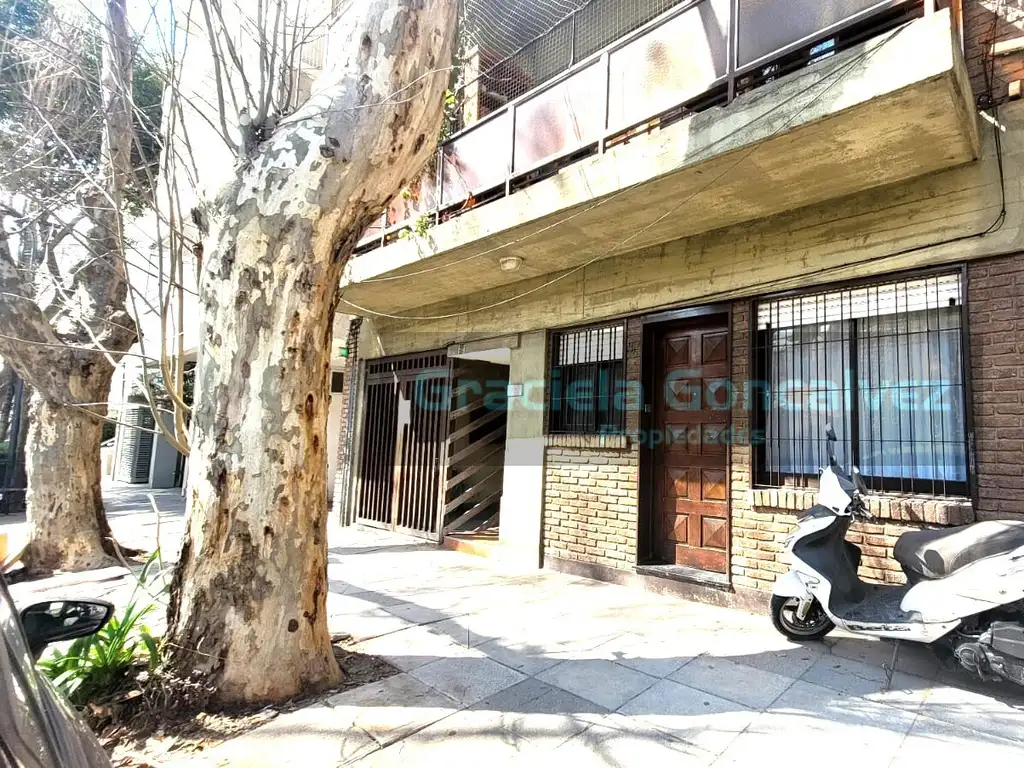 Venta PH PB Al Frente Entrada Independiente, Patio, Espa Guardcoche + 2 Cocheras a mtss de Av Maipu