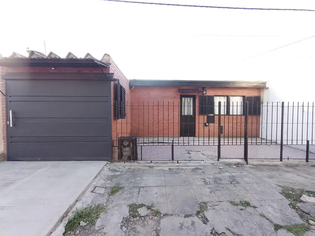 Casa en venta - 2 Dormitorios 1 Baño - Cocheras - 144Mts2 - La Plata