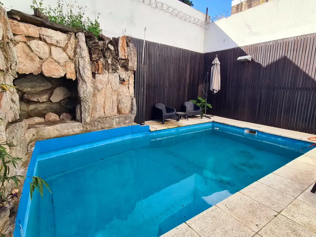 Excelente Casa 6 Amb. Cochera Jardin Piscina