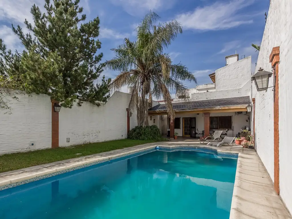 MATADEROS. CASA LOTE PROPIO. JARDIN. PILETA. QUINCHO