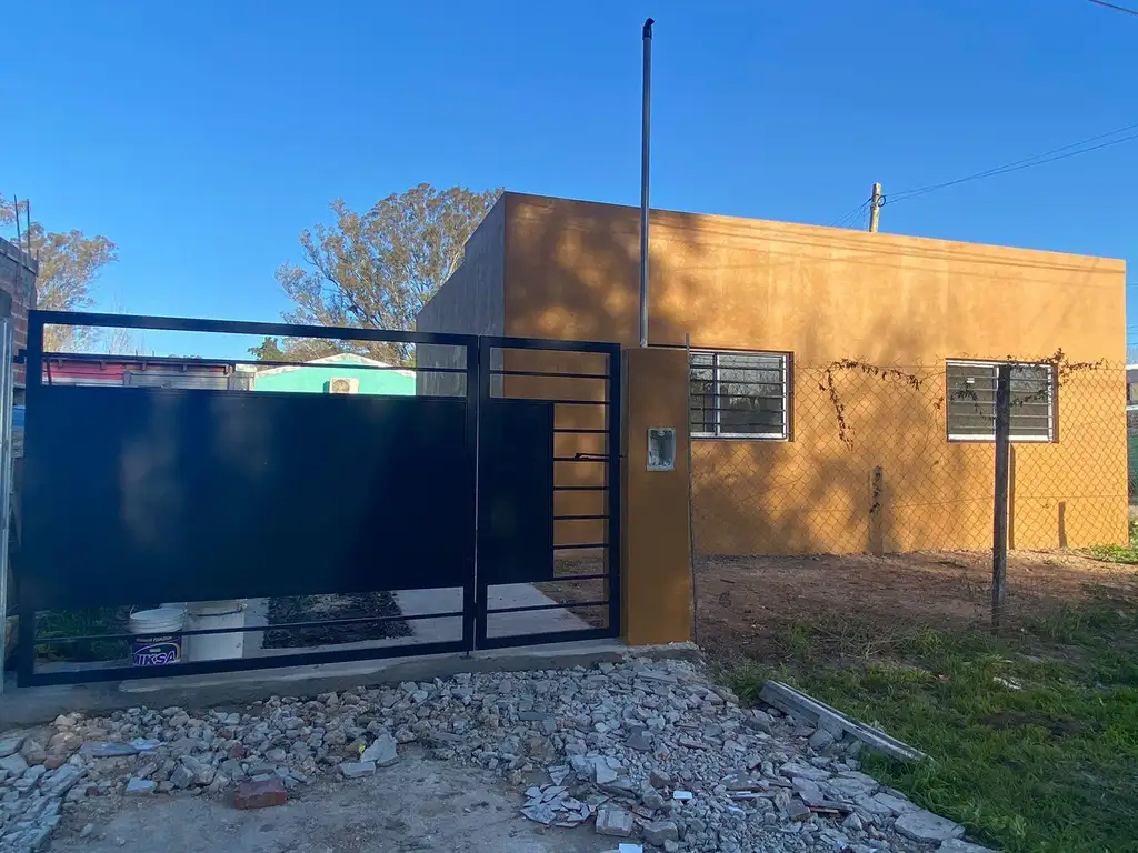 Casa en venta - 2 Dormitorios 1 Baño - 234Mts2 - Villa Elisa, La Plata