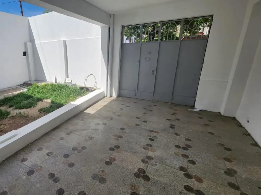 Casa refaccionada sobre lote 8x22 con terraza cochera